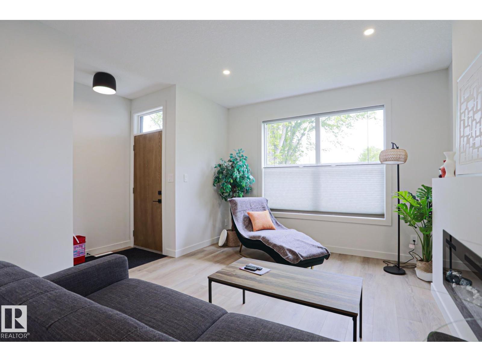12842 121 ST NW - 4
