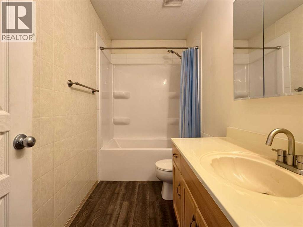 82 Harvard Crescent W - 18