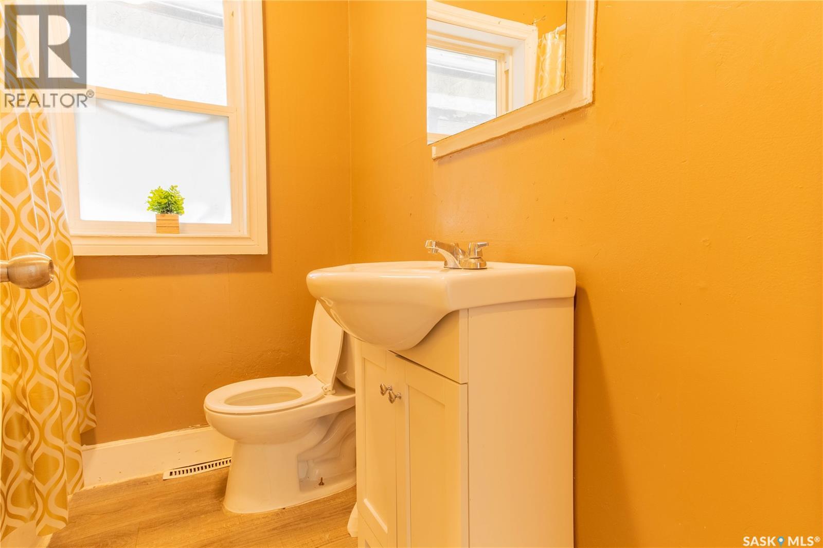 1175 Queen STREET - 5