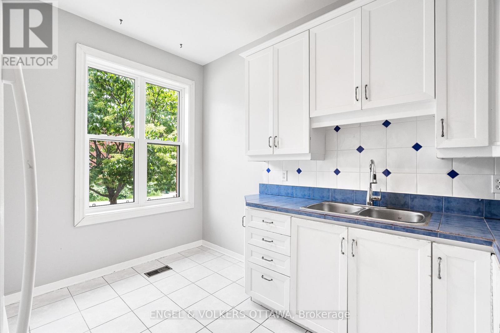 3 Bed, 2 Bath House for Sale in Ottawa – 293 SOMERSET STREET E, Ottawa – MLS# X13453542 - Image 10