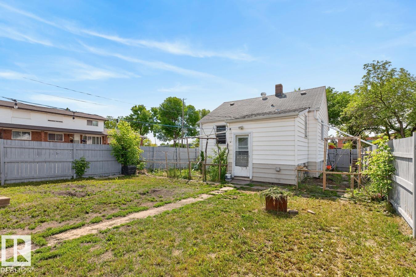 9102 83 AV NW — photo 26