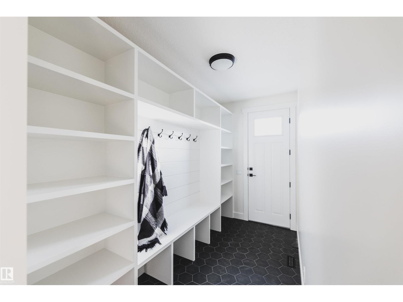 8350 120 ST NW - 27
