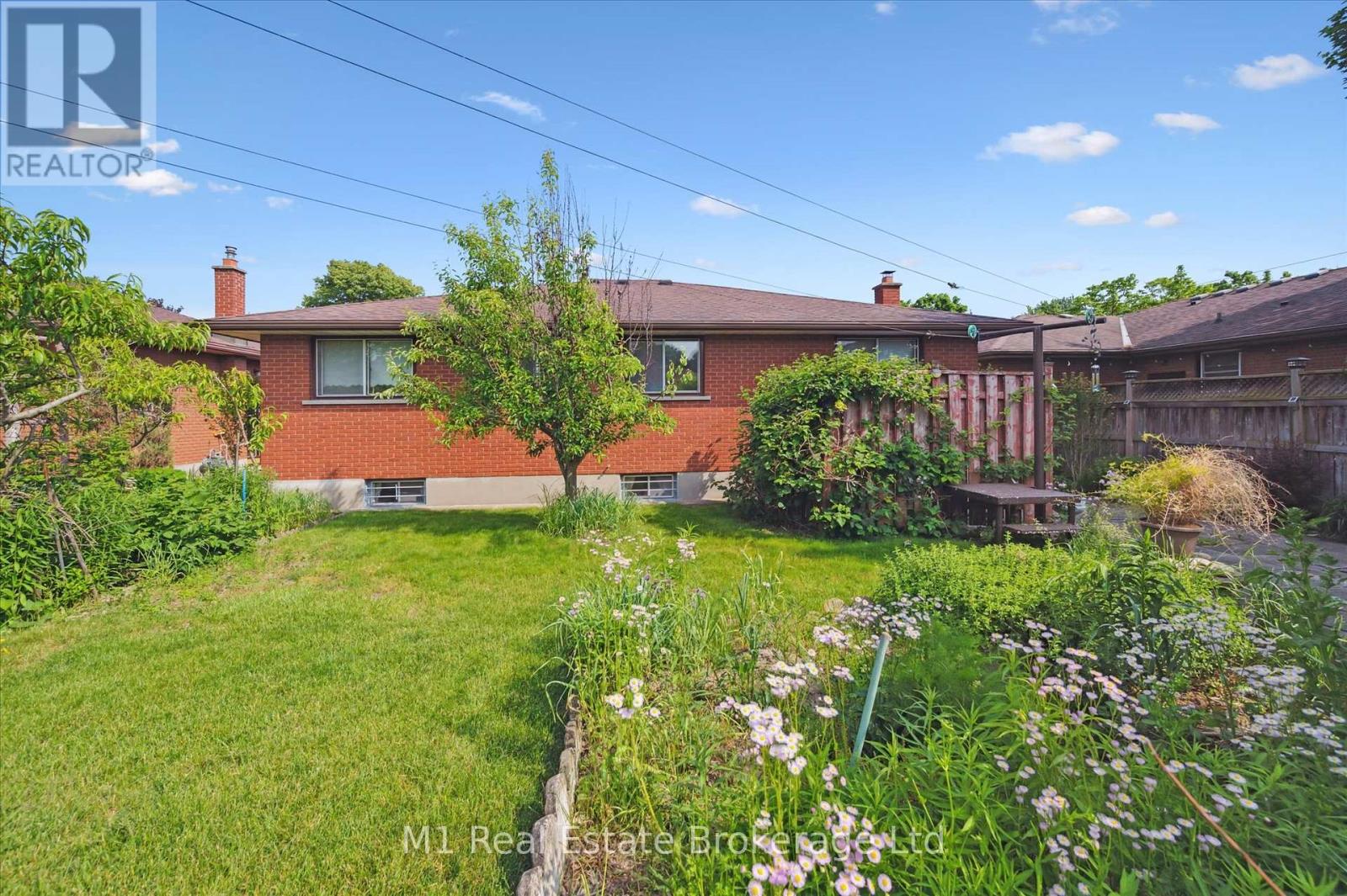 27 PALERMO CRESCENT - 40