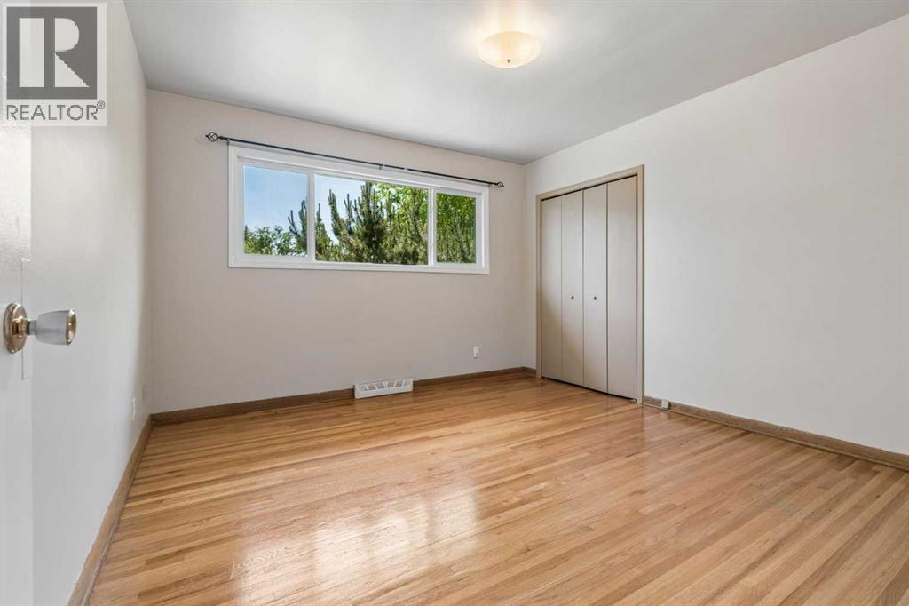 1306 87 Avenue SW — photo 17