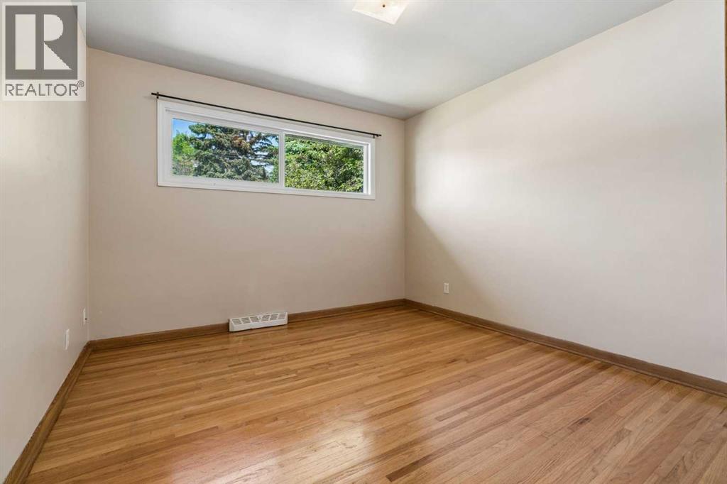 1306 87 Avenue SW — photo 23