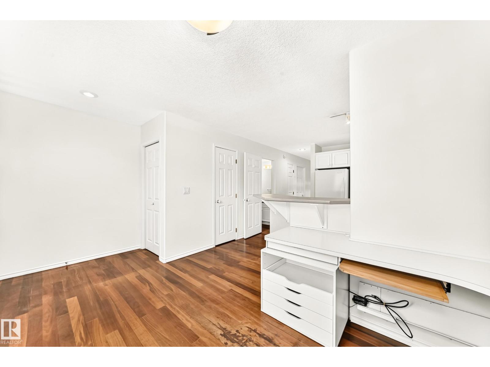 9130 77 AV NW - 18