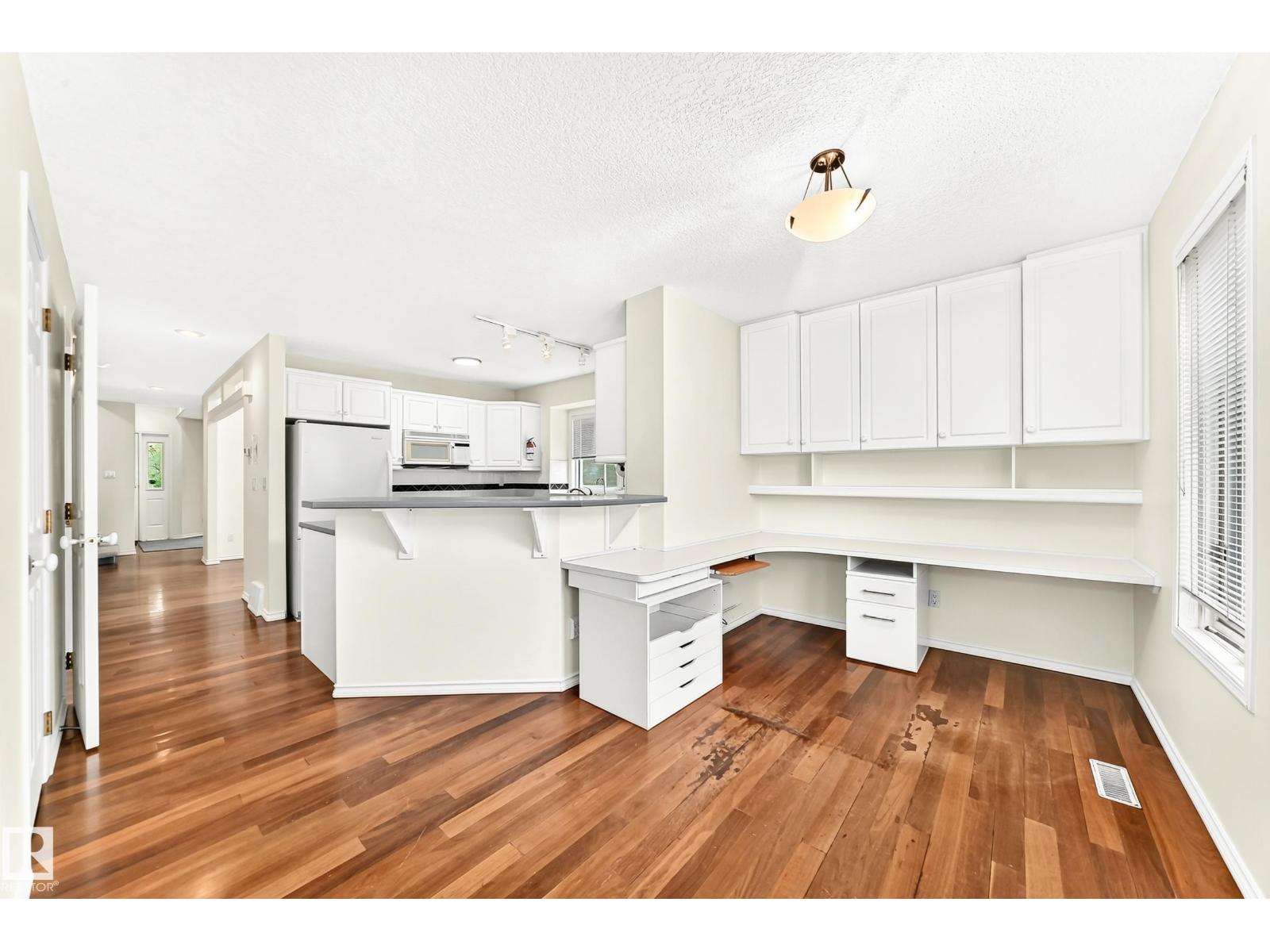 9130 77 AV NW - 17