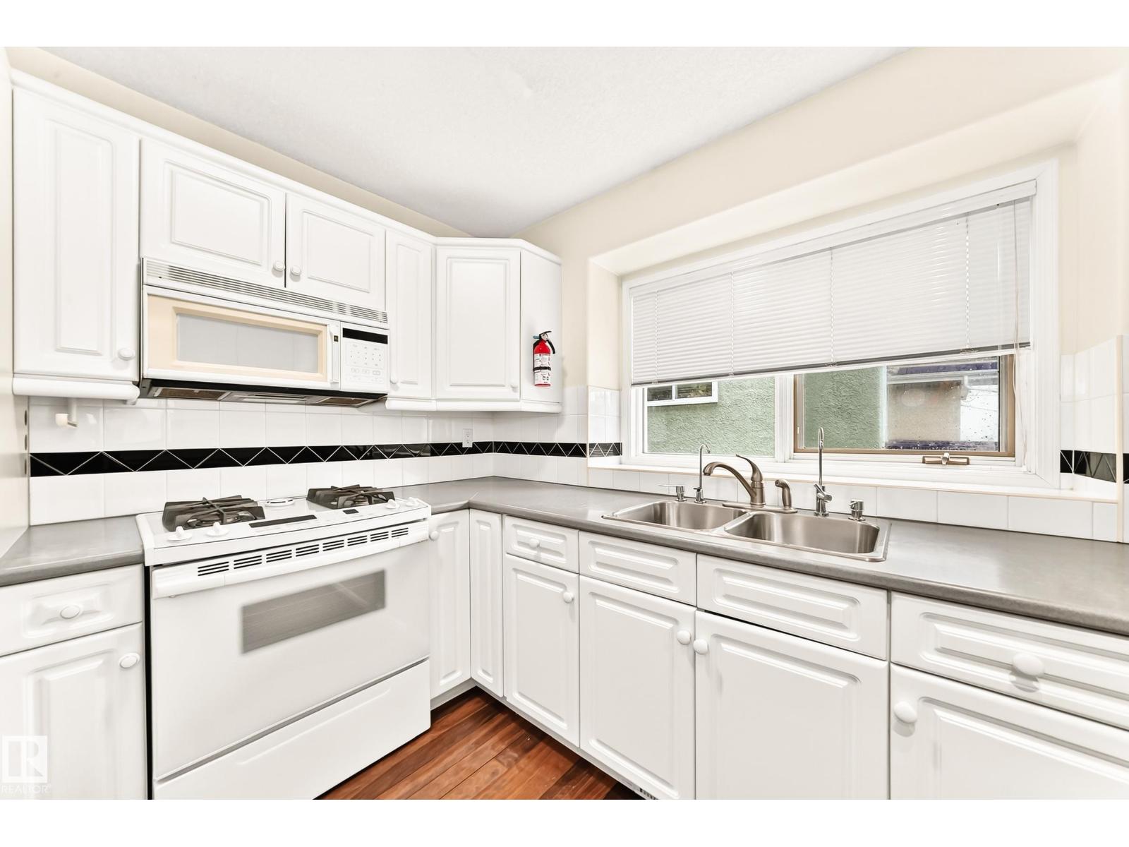 9130 77 AV NW - 10
