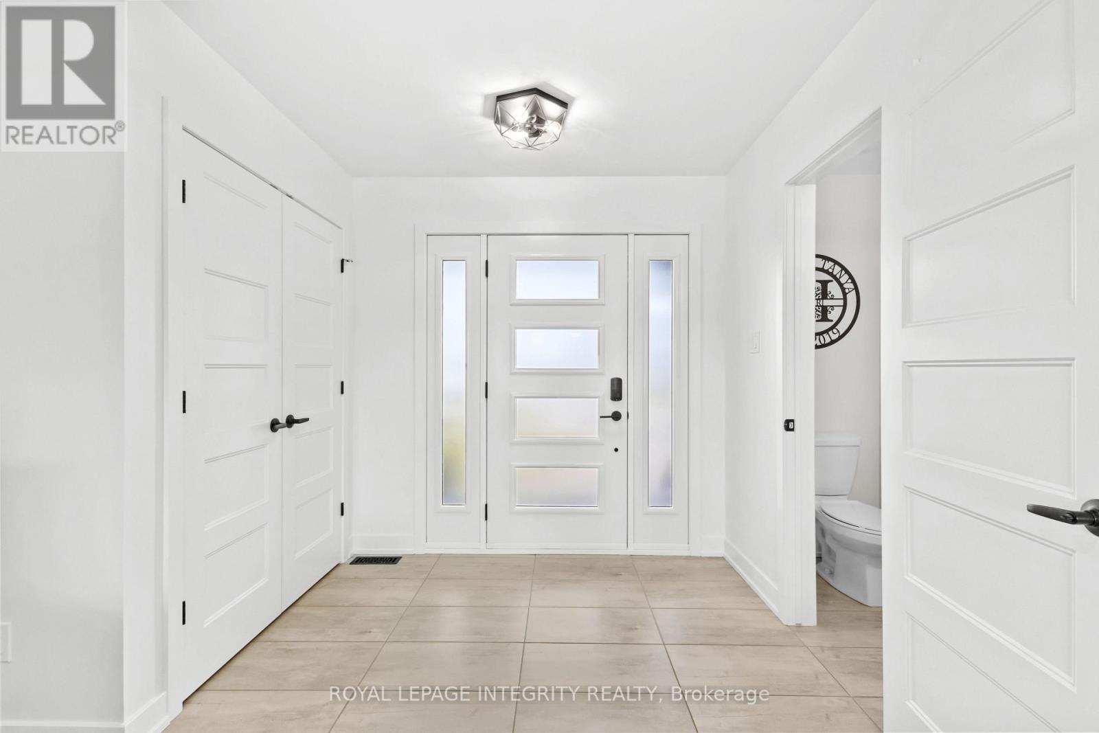 Spacious entrance for family & guests