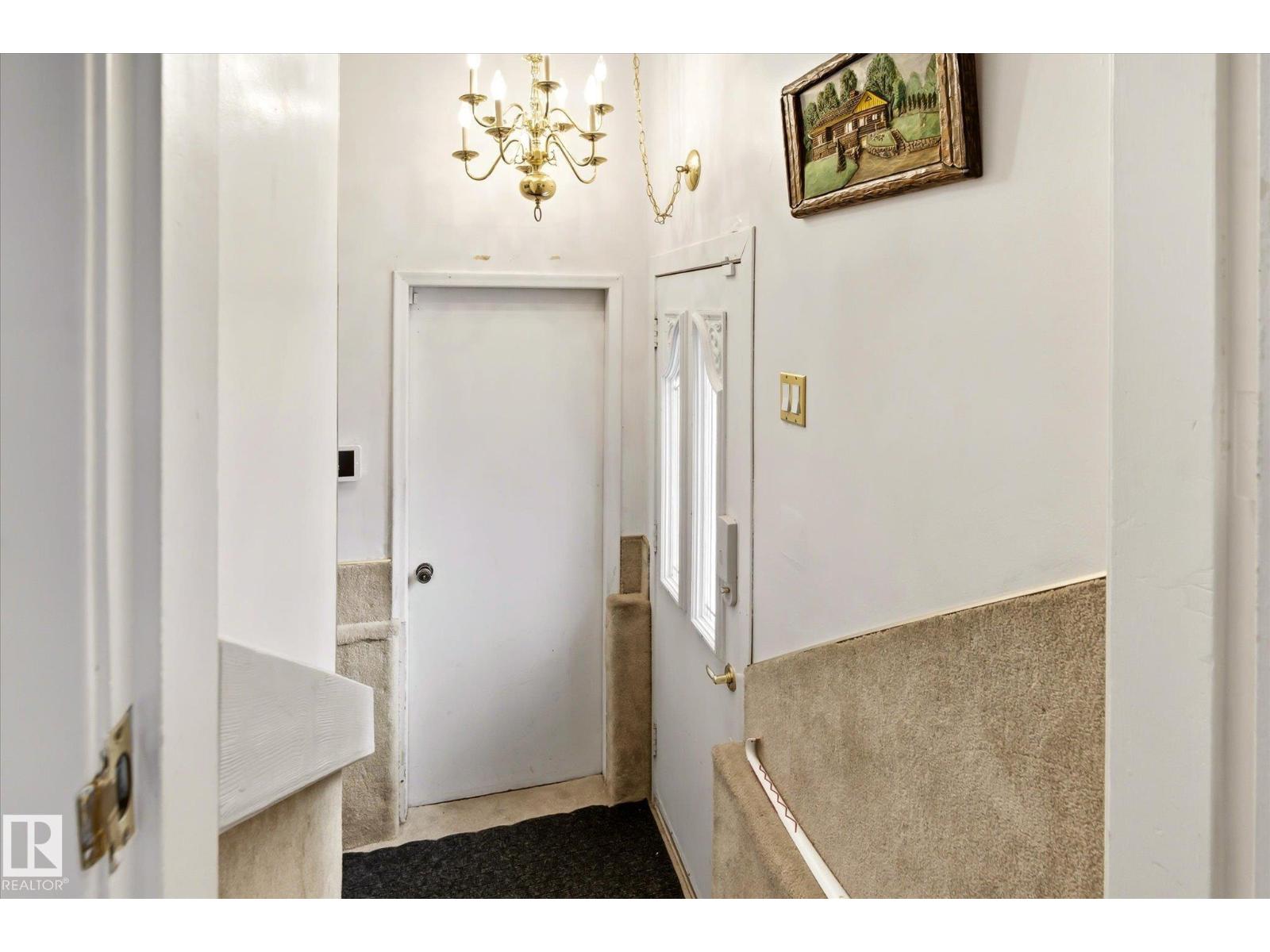 9747 67 AV NW — photo 32
