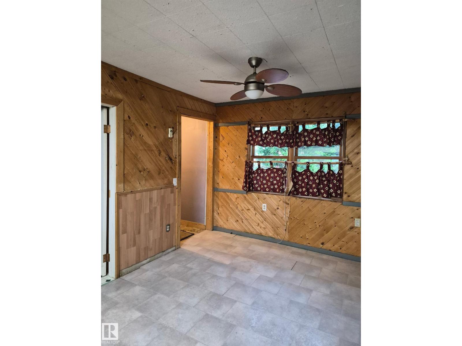 4621 54 AV — photo 11