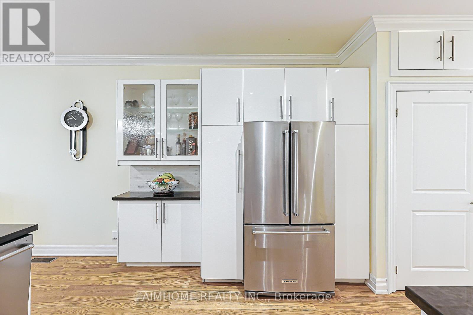 386 JONES AVENUE W - 11