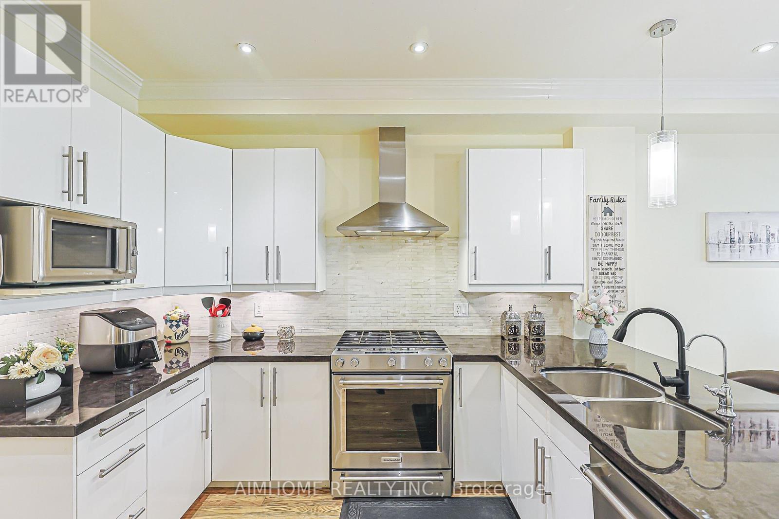 386 JONES AVENUE W - 8