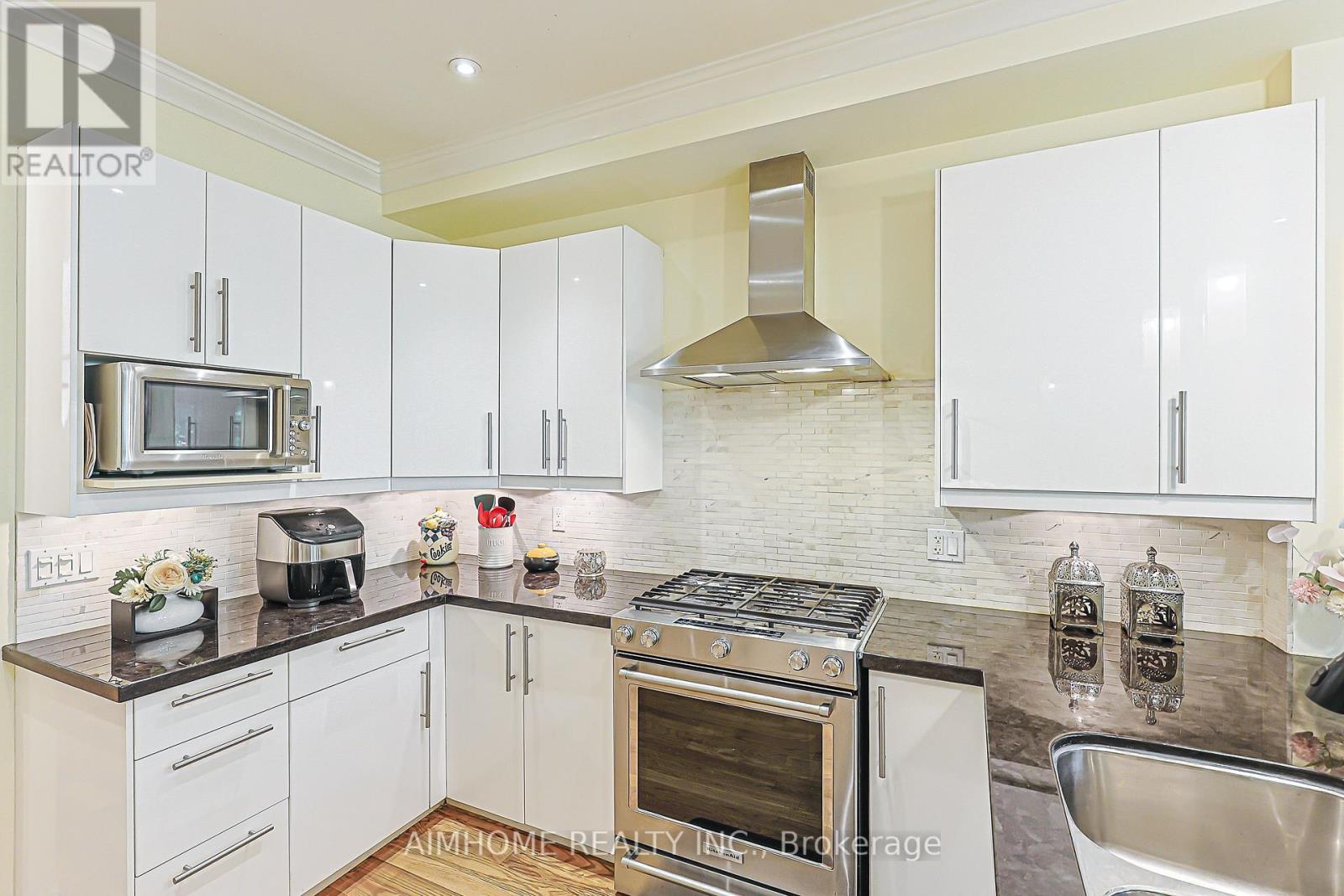 386 JONES AVENUE W - 9