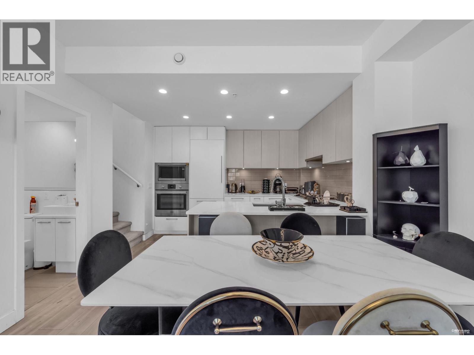 120 2035 GLENAIRE DRIVE, North Vancouver