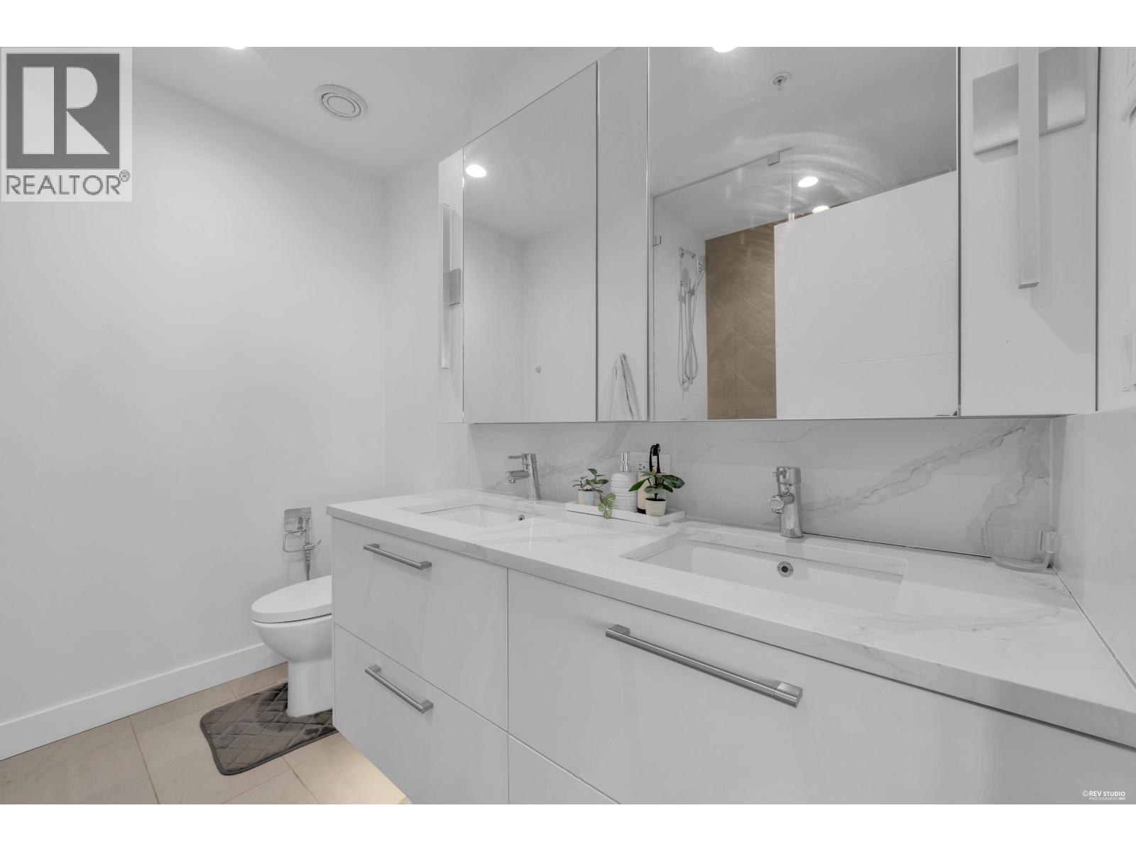 120 2035 GLENAIRE DRIVE, North Vancouver
