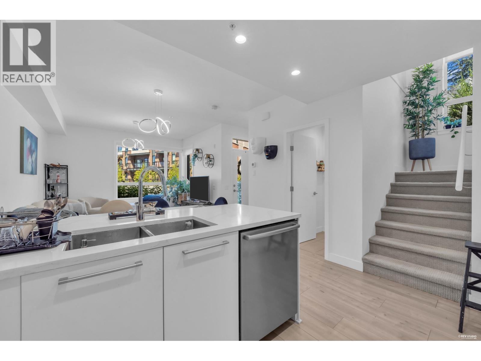 120 2035 GLENAIRE DRIVE, North Vancouver