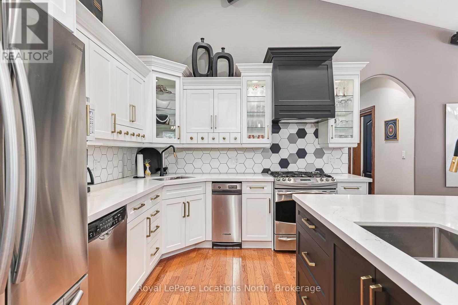 44 BLACKBURN AVENUE - 19