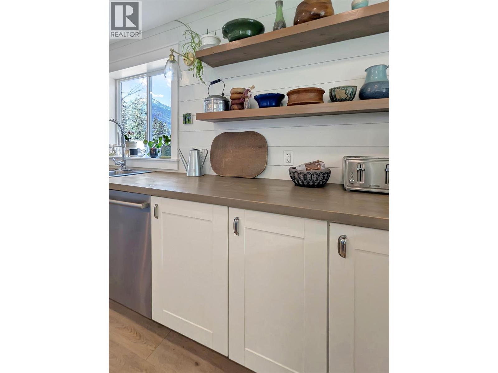 602 Slocan Street - Image 17