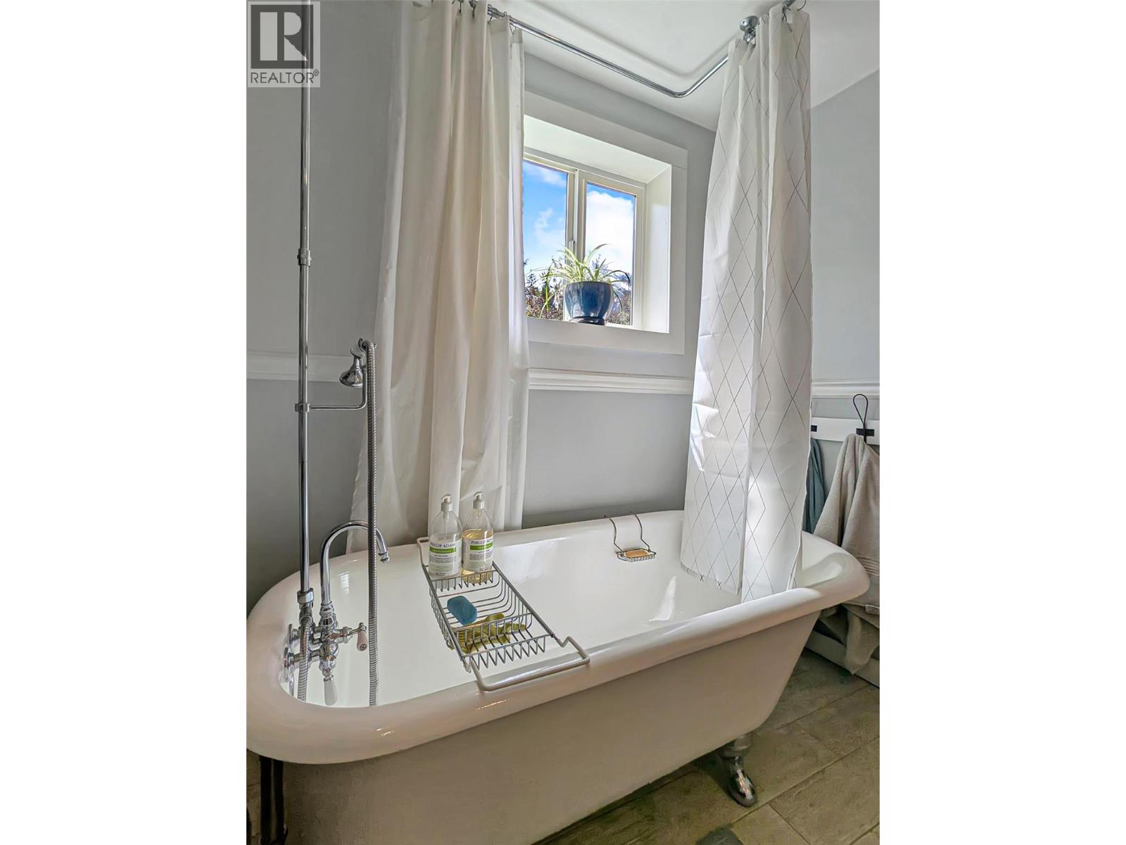 602 Slocan Street - 20