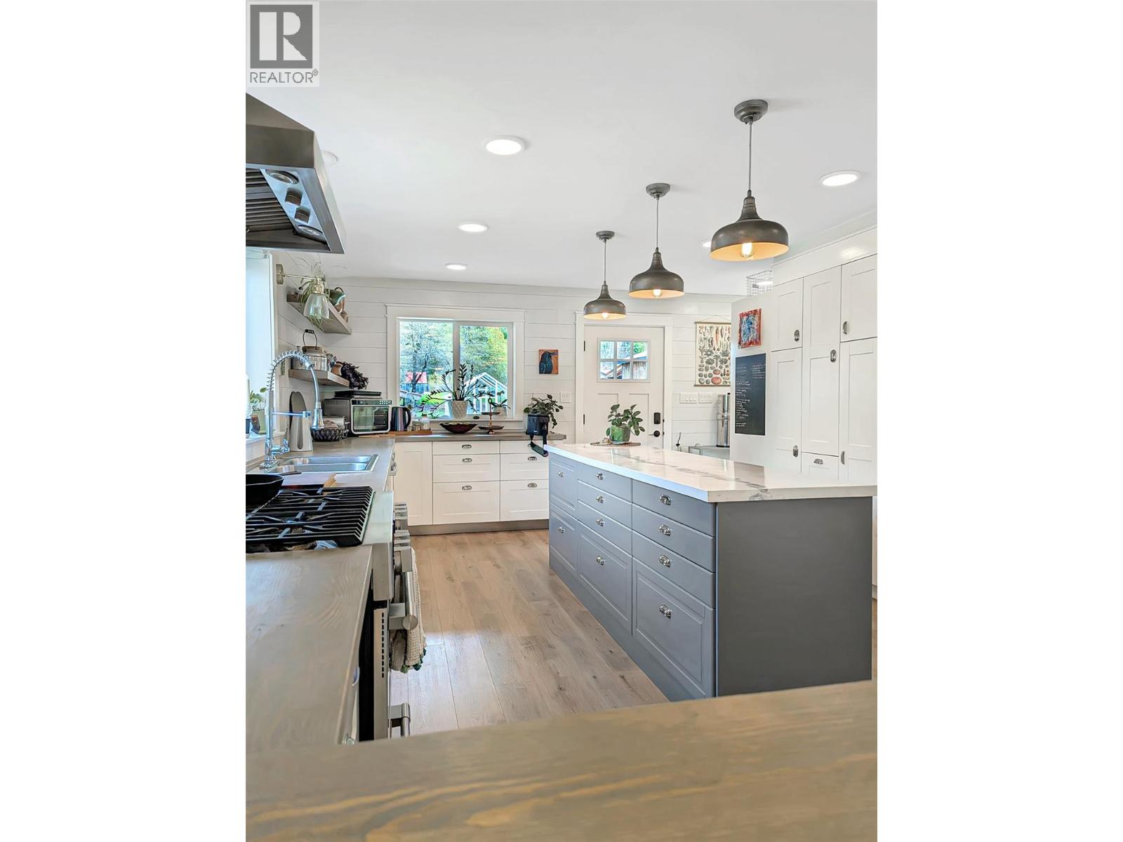 602 Slocan Street - 13