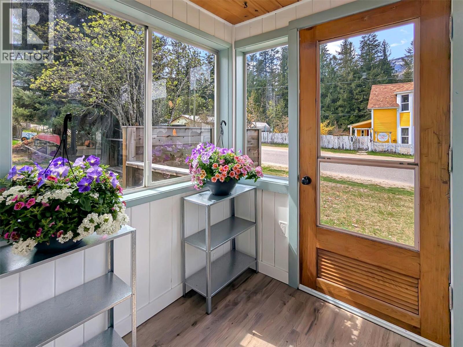 602 Slocan Street - 6