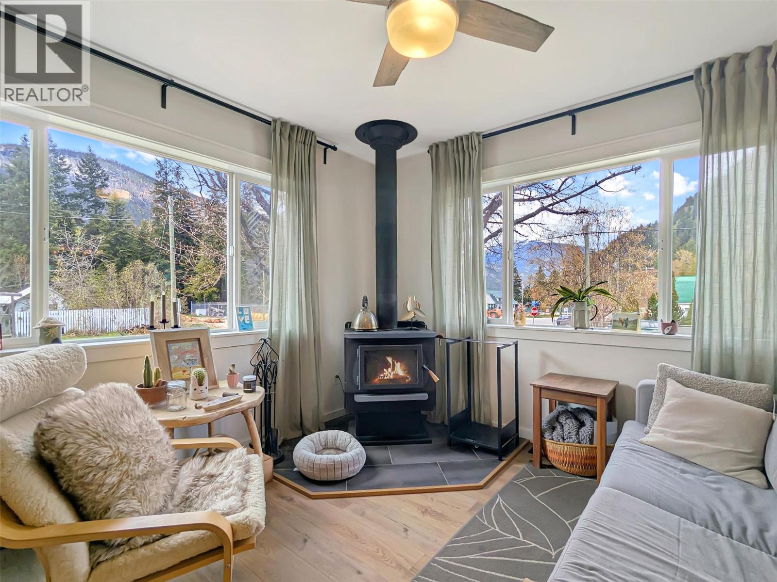 602 Slocan Street - 9
