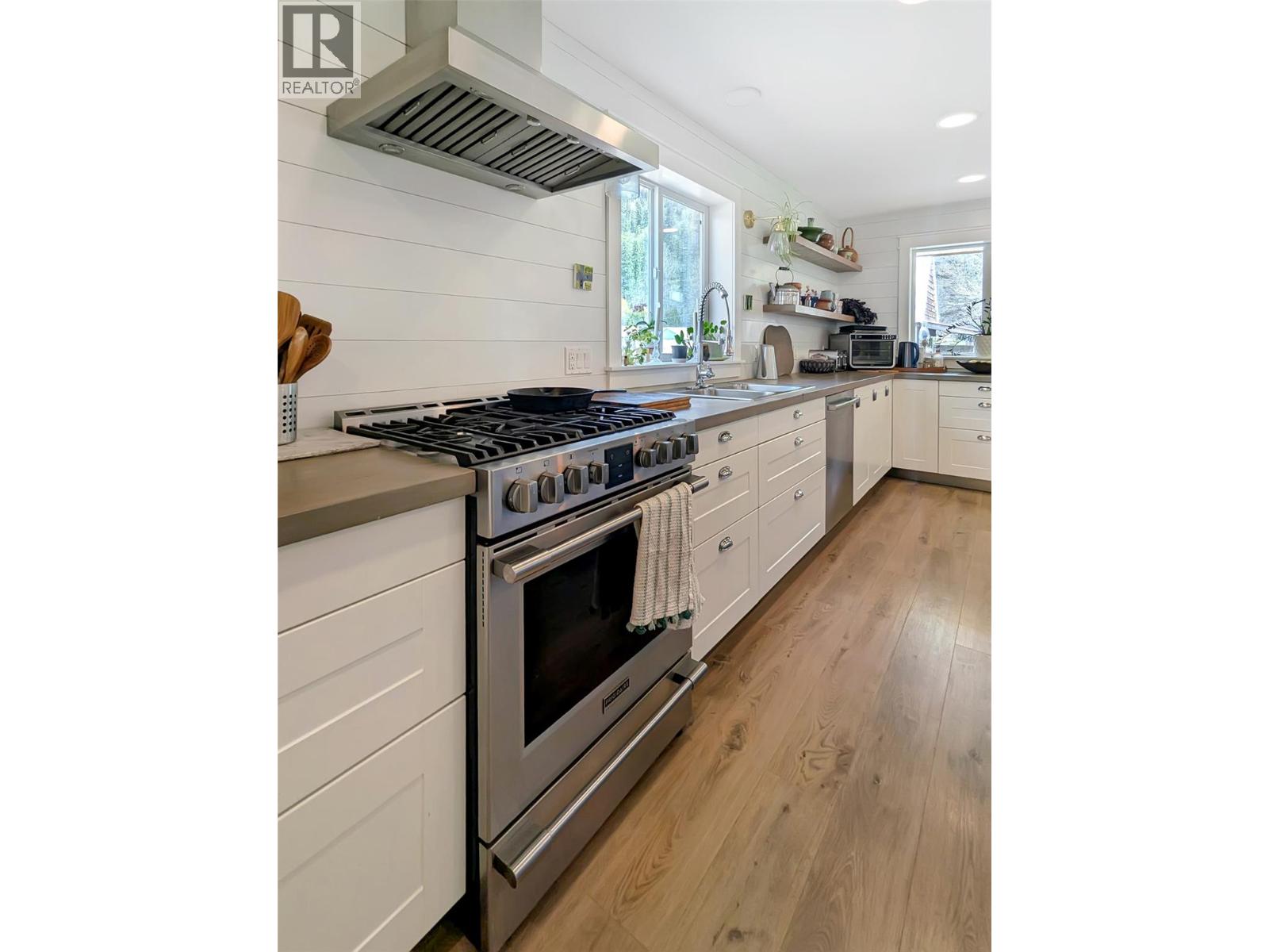 602 Slocan Street - Image 16