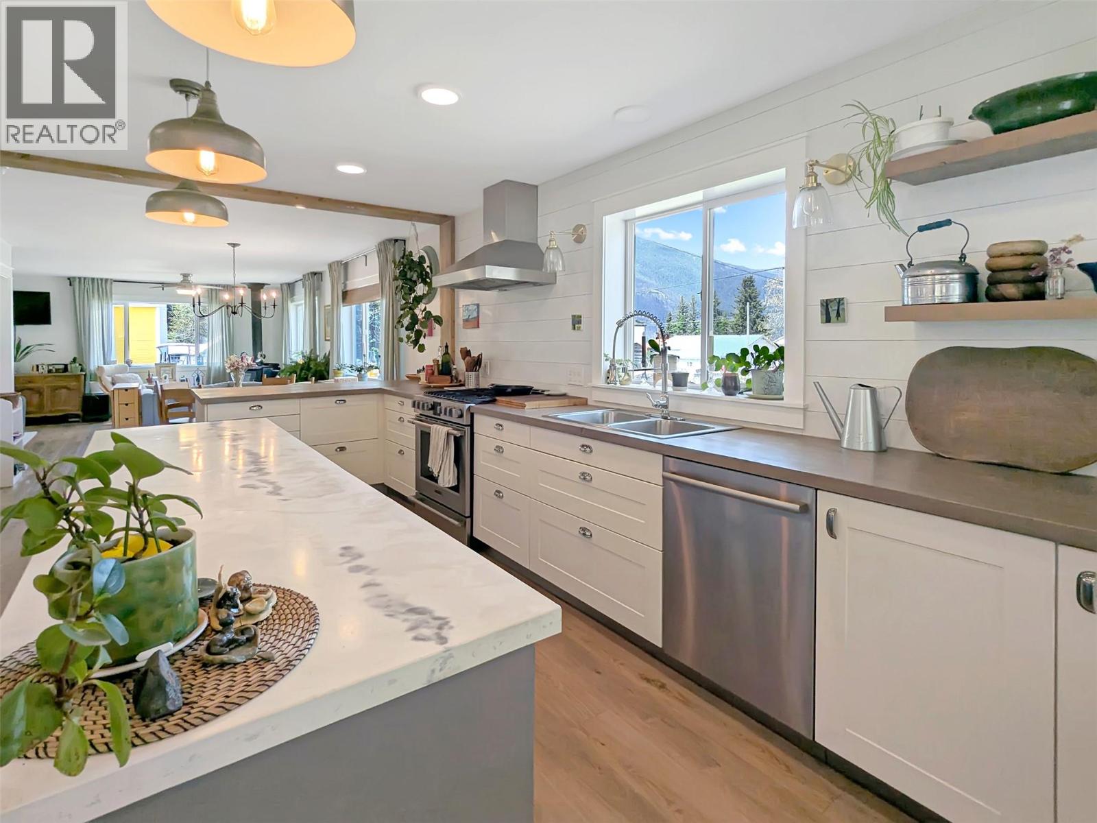 602 Slocan Street - 18