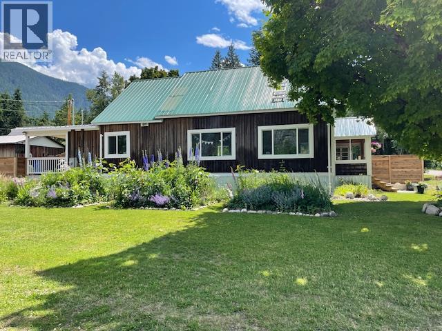 602 Slocan Street - 4