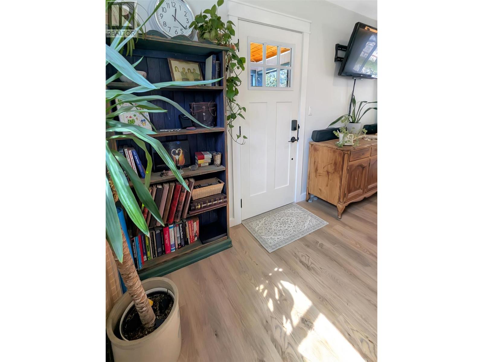 602 Slocan Street - Image 7