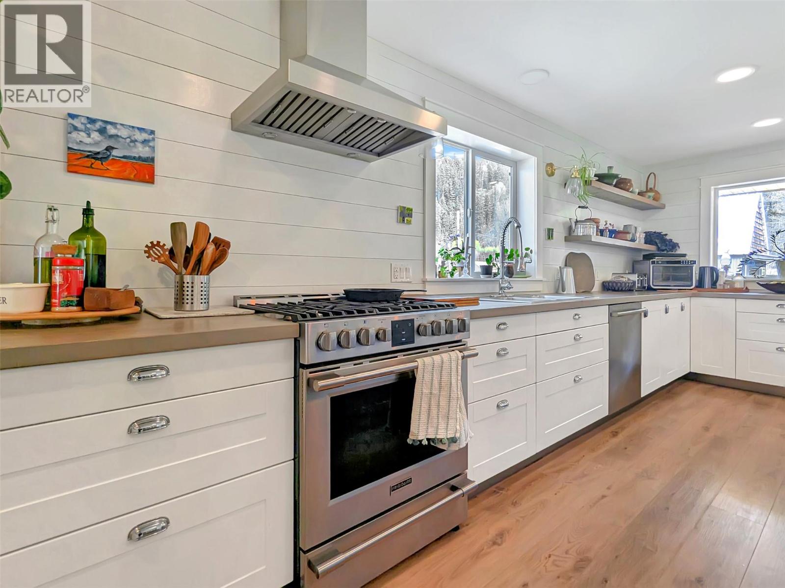 602 Slocan Street - 15