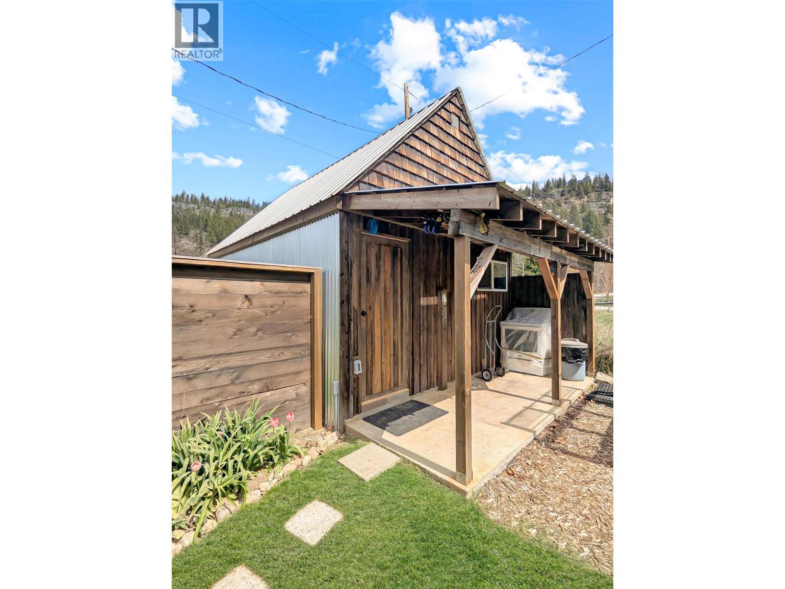 602 Slocan Street - 45