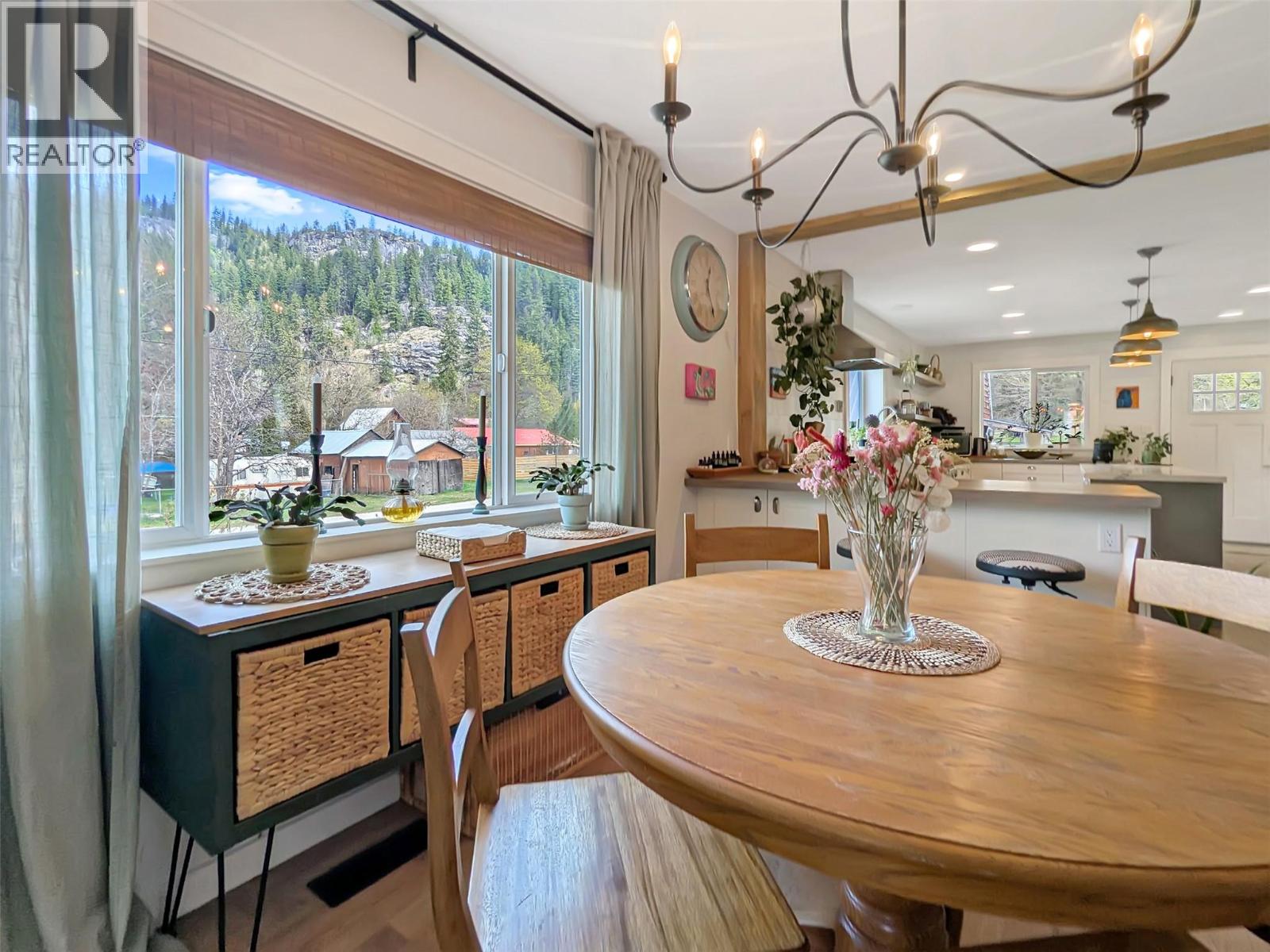 602 Slocan Street - 12