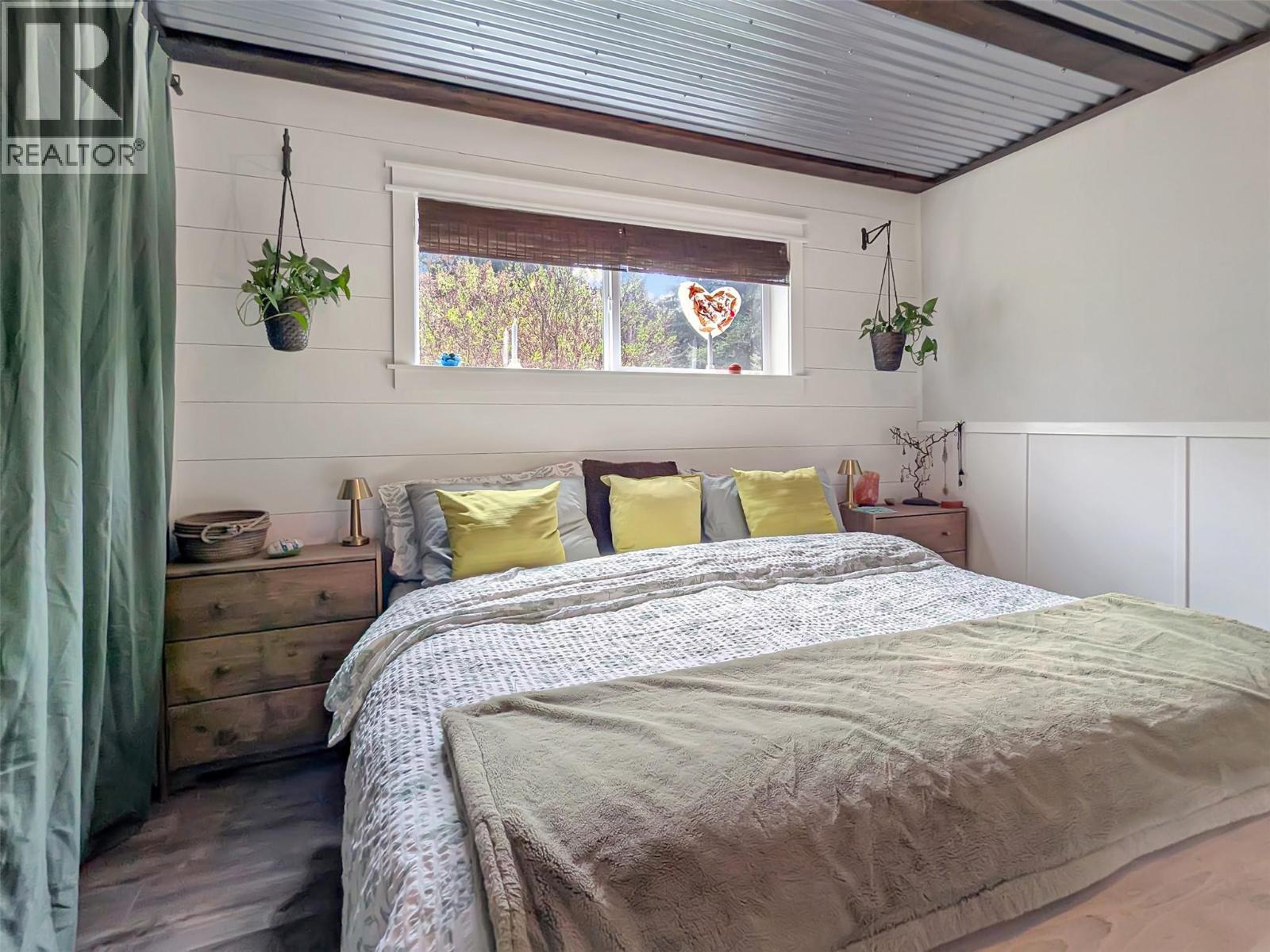 602 Slocan Street - 24