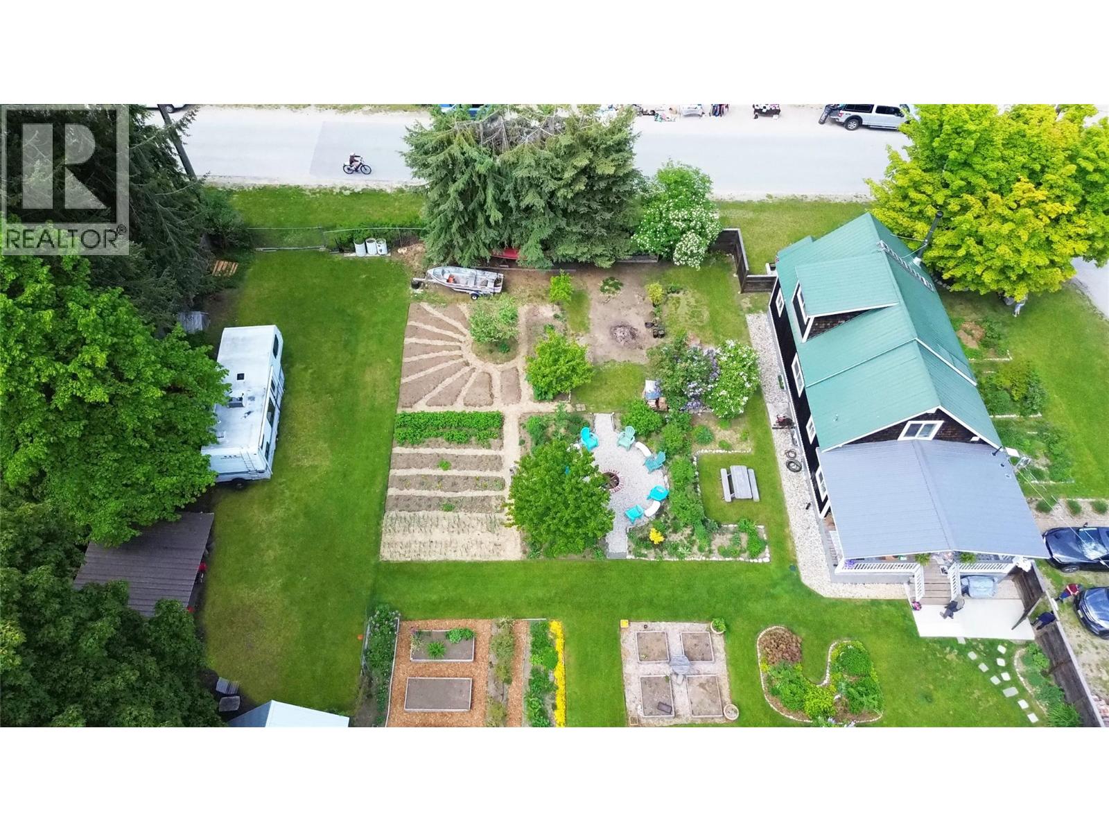 602 Slocan Street - 44