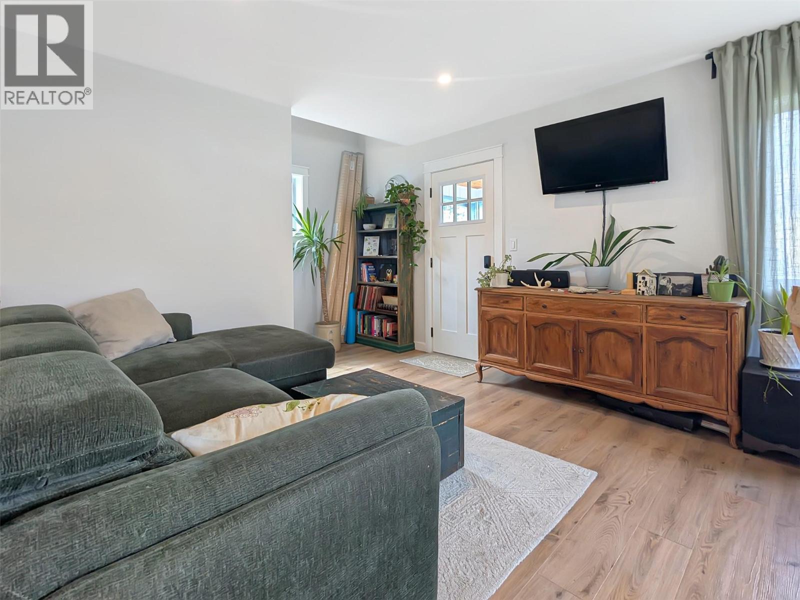 602 Slocan Street - 8