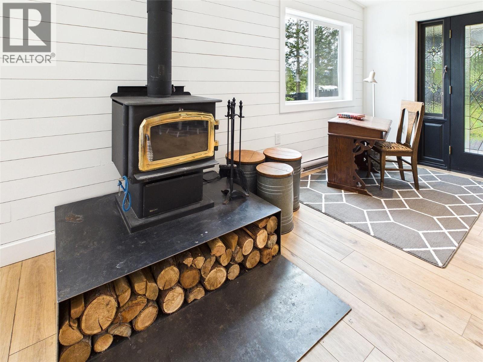 3718 Krestova Road - 11