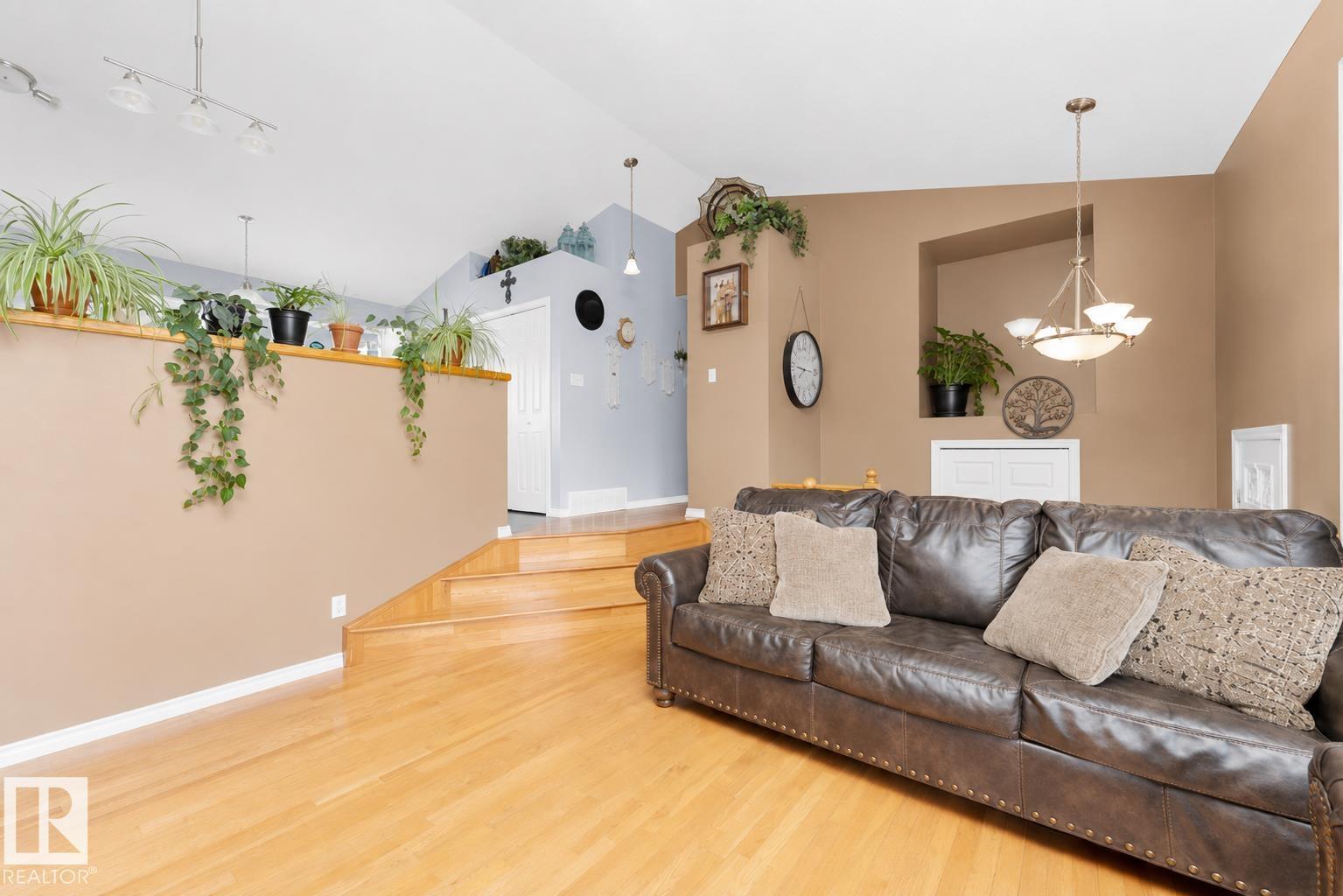 4804 45 ST - 4