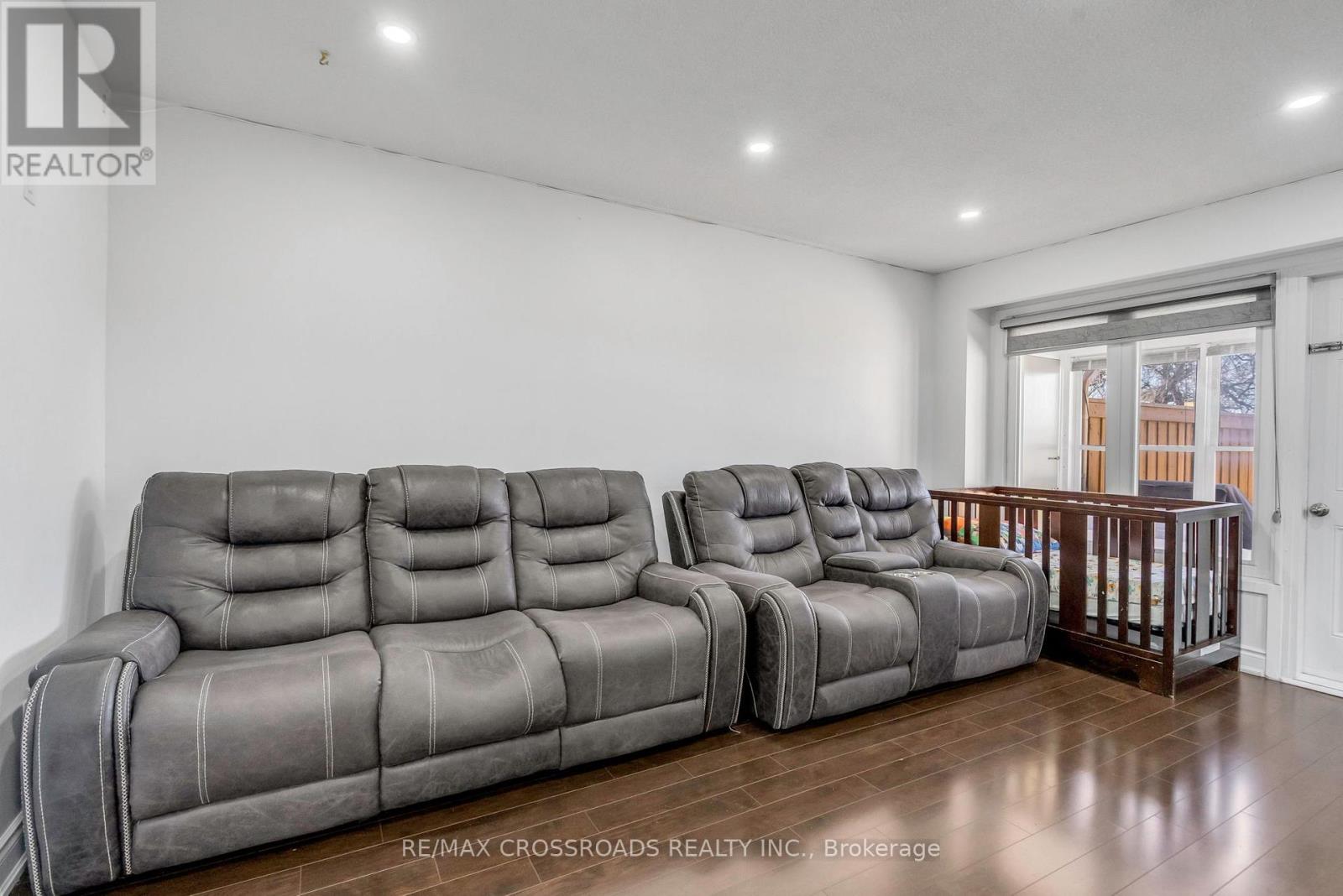 #12 7450 DARCEL AVENUE - 10