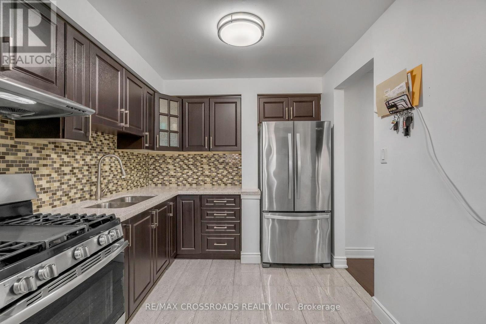 #12 7450 DARCEL AVENUE - 6