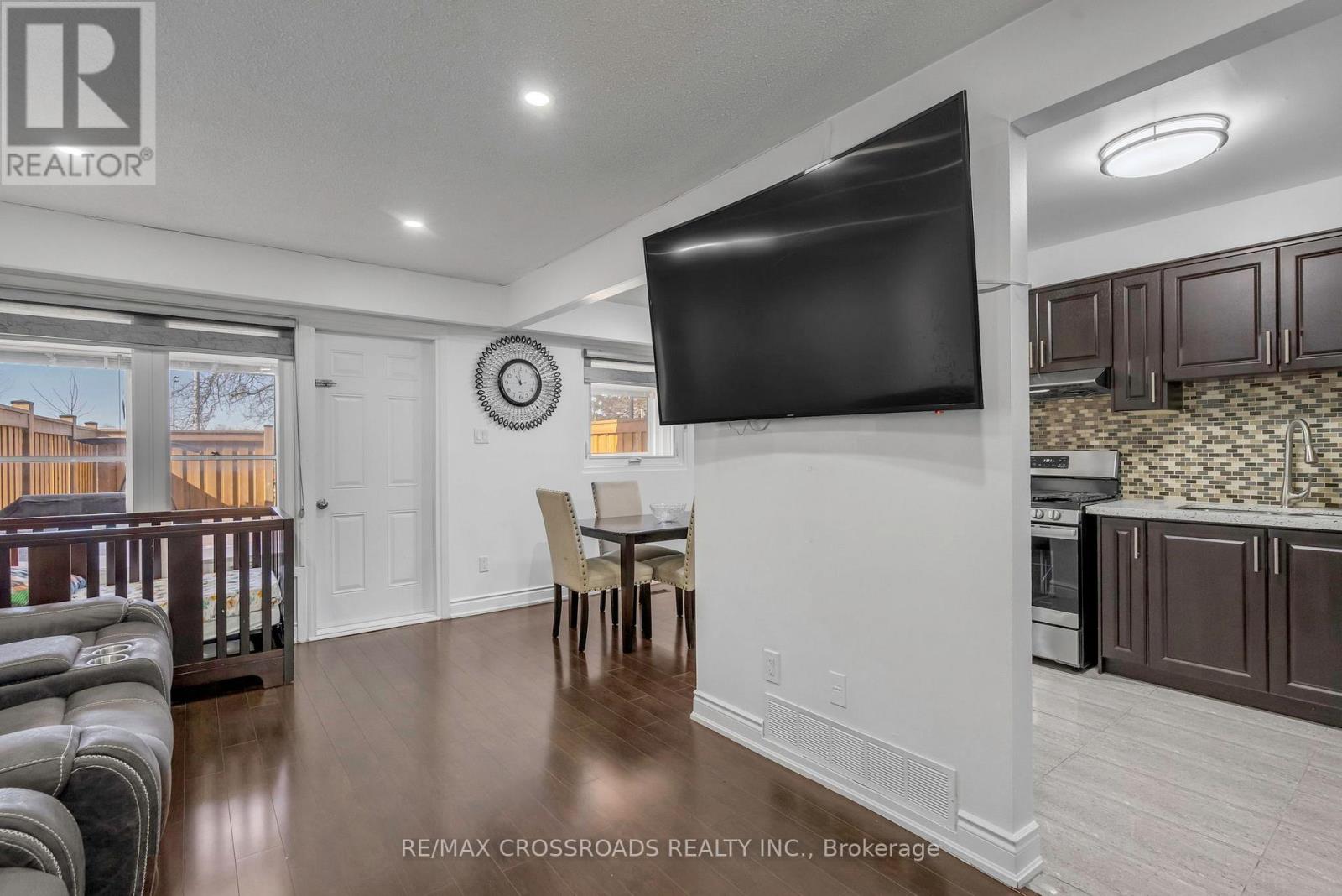 #12 7450 DARCEL AVENUE - 9