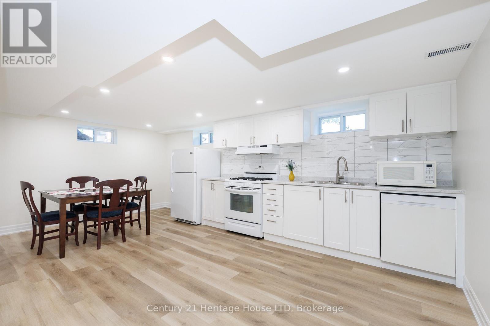 37 CORONATION BOULEVARD - Image 15