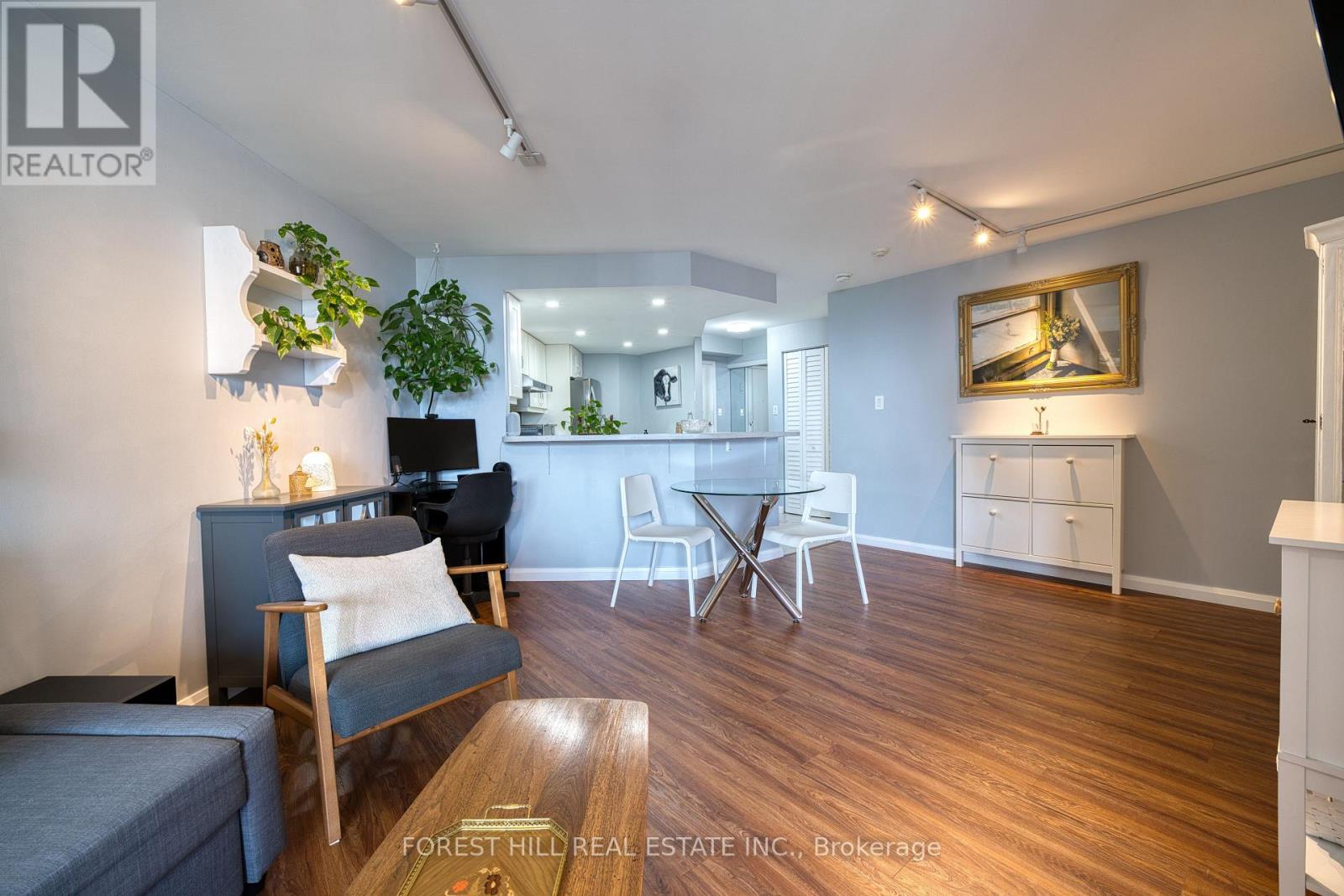 Kitchen with Peninsula and Breakfast area
