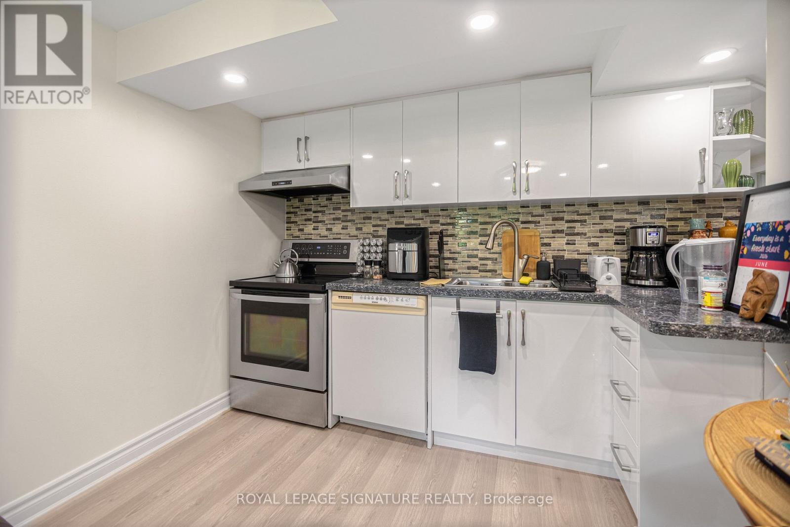 432 ALEX DONER DRIVE - 32