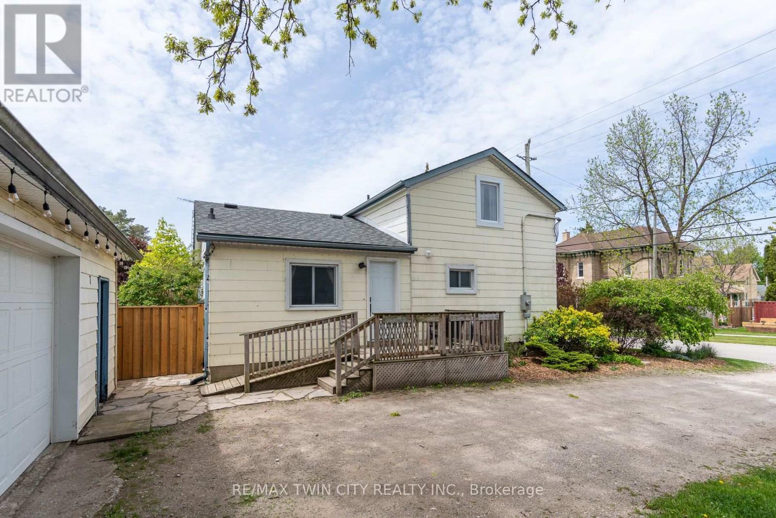 7 MILL STREET E - 20
