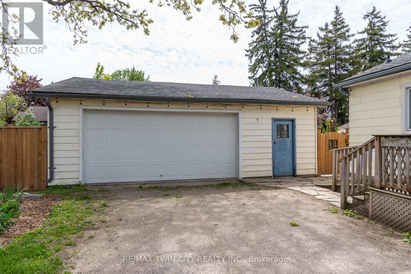7 MILL STREET E - 21