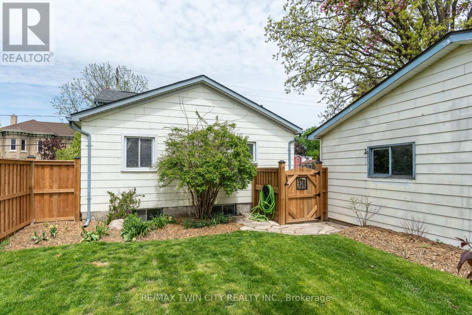 7 MILL STREET E - 22