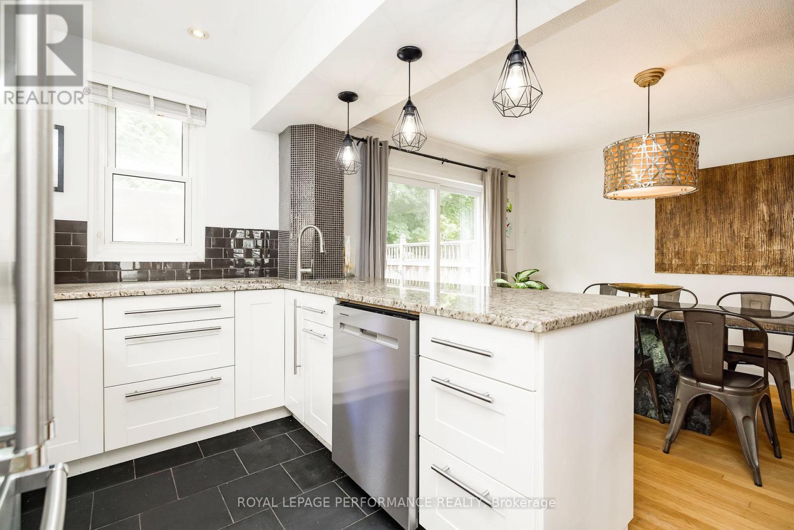 3 Bed, 2 Bath House for Sale in Ottawa – 571 CHURCHILL AVENUE N, Ottawa – MLS# X13454506 - Image 13