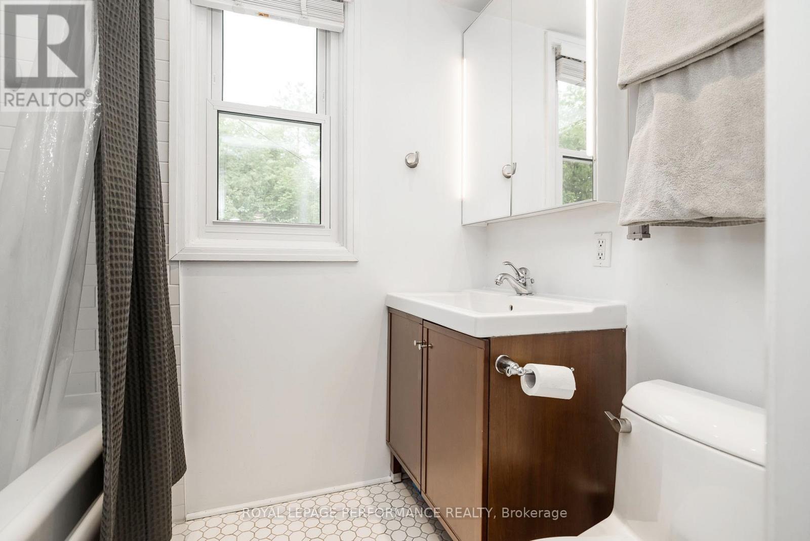 3 Bed, 2 Bath House for Sale in Ottawa – 571 CHURCHILL AVENUE N, Ottawa – MLS# X13454506 - Image 22